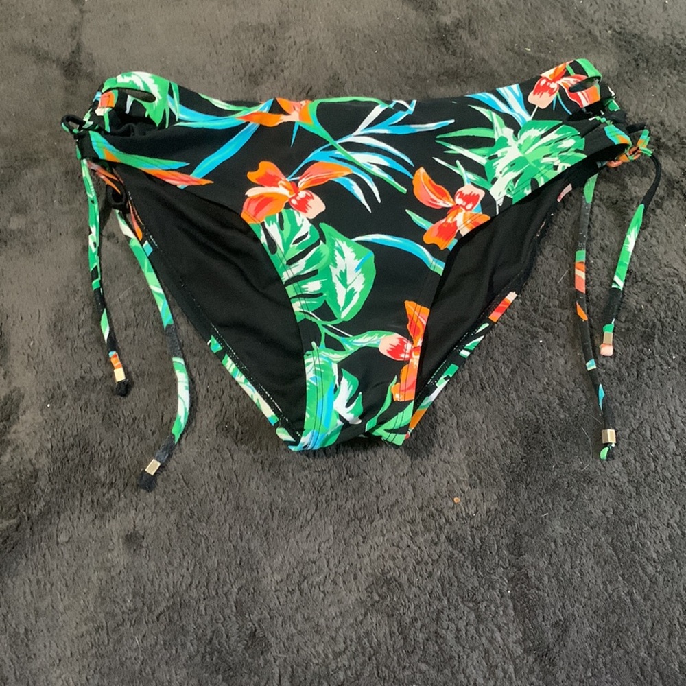 Bikini - Picture 2 of 2